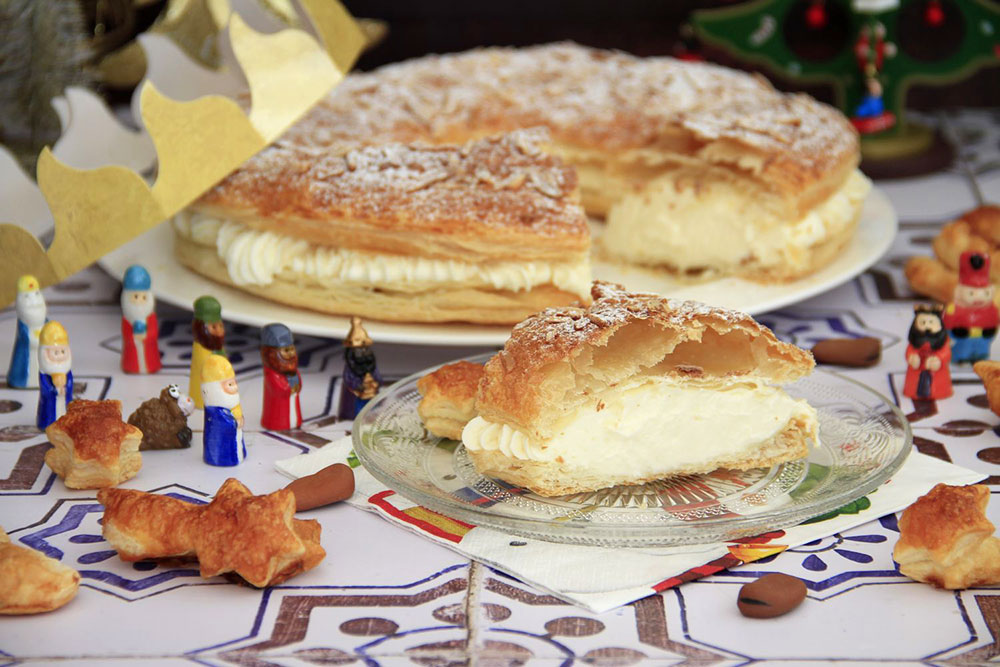 Roscón de Reyes de hojaldre, relleno de nata montada