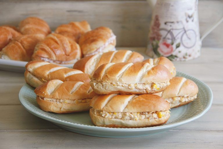 Panecillos de leche con relleno de atún y maíz