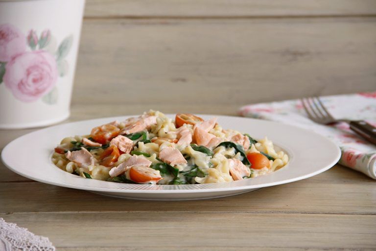 Pasta con salmón y espinacas