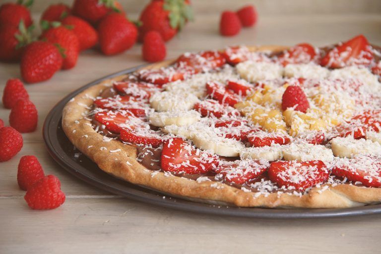 Pizza de crema de cacao y fruta