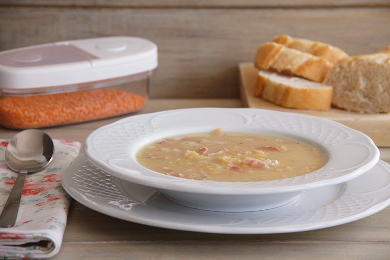 Sopa de lentejas rojas y beicon