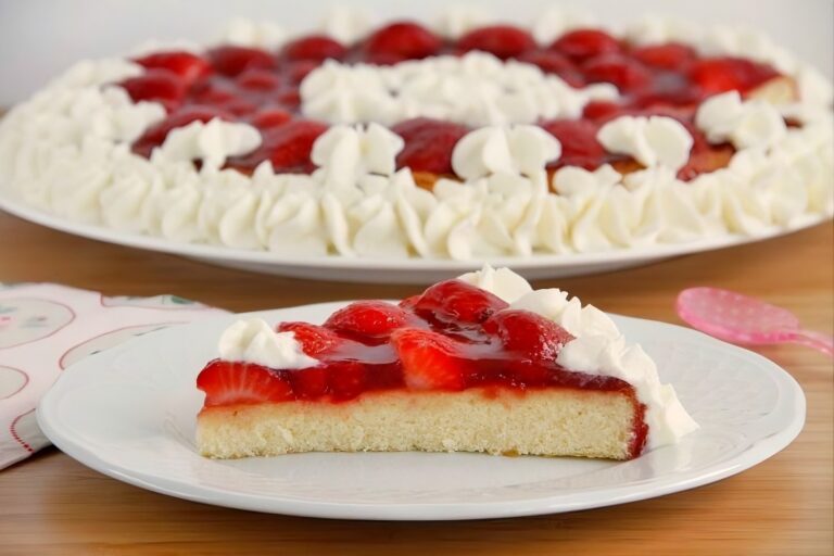 Bizcocho con fresas y nata
