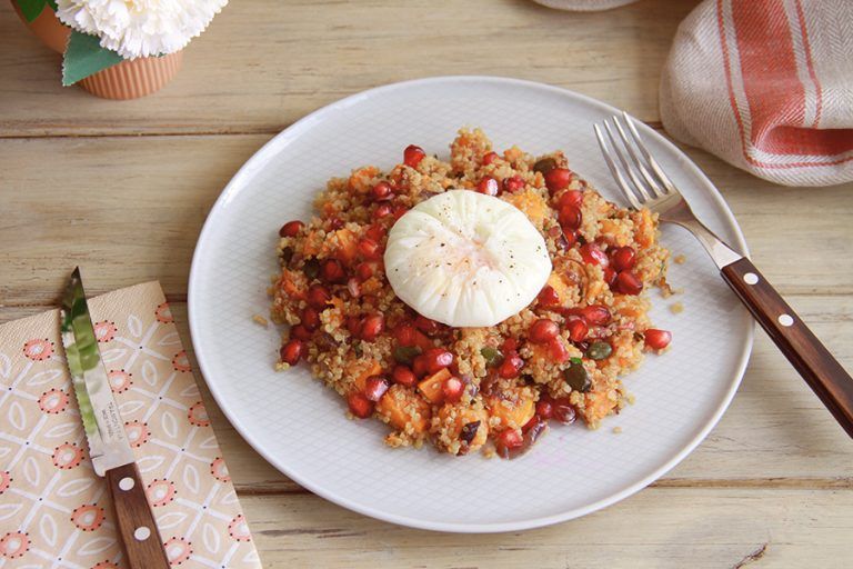Ensalada de quinoa y boniato con huevo poché