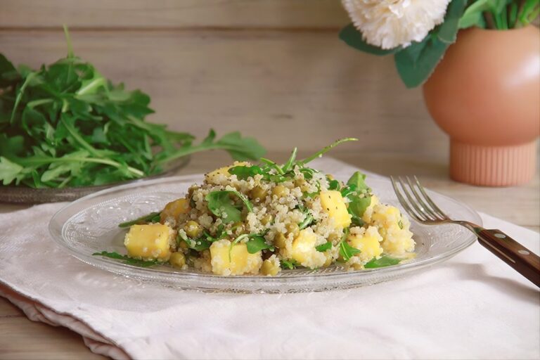 Ensalada de quinoa, mango y rúcula