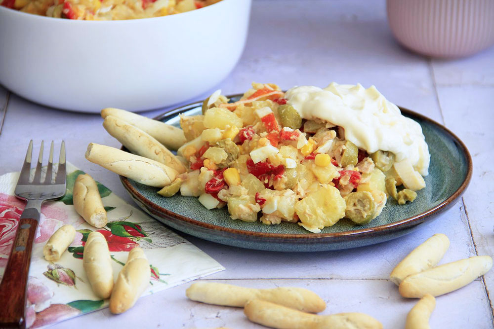 Ensaladilla de patata, huevos, atún y palitos de cangrejo