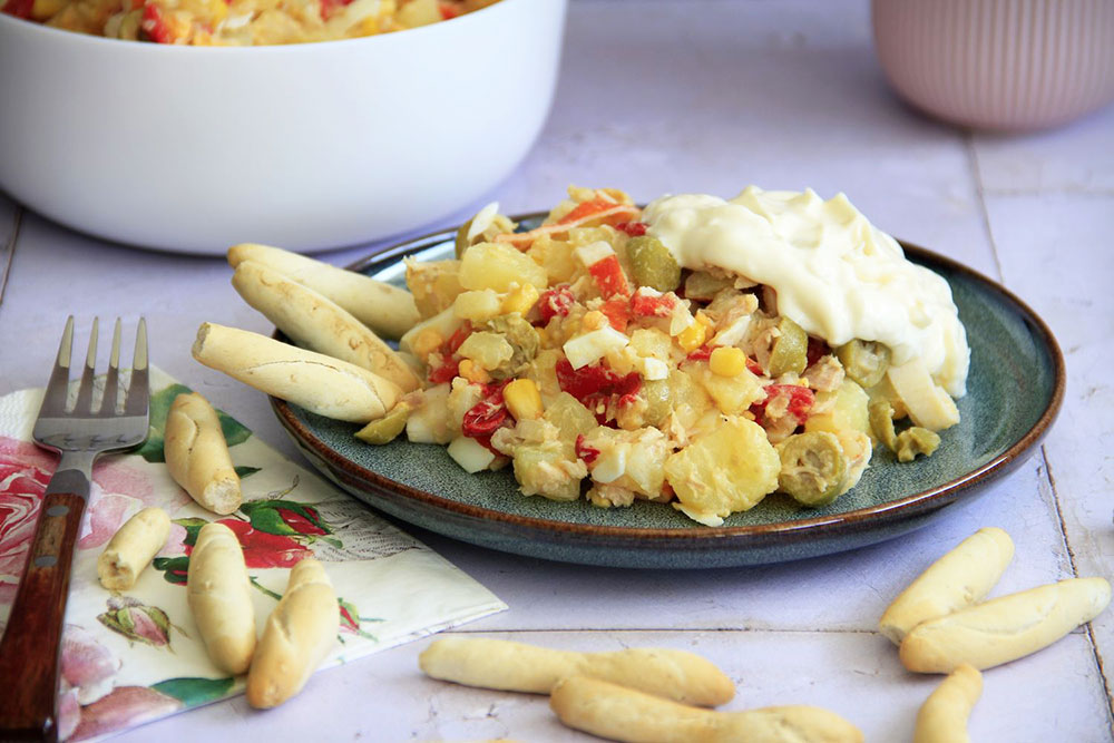 Ensaladilla de patata, huevos, atún y palitos de cangrejo