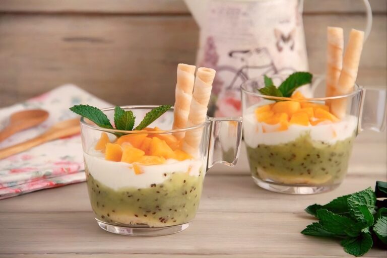 Vasitos de kiwi y melocotón con yogur