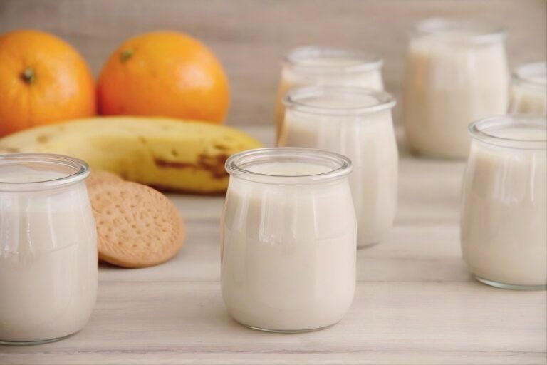 Yogur de plátano, naranja y galletas