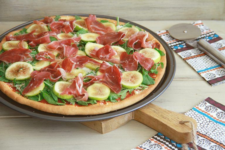Pizza de cerveza con jamón ibérico, higos y rúcula