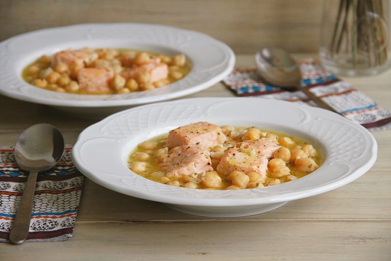 Garbanzos en salsa verde con salmón