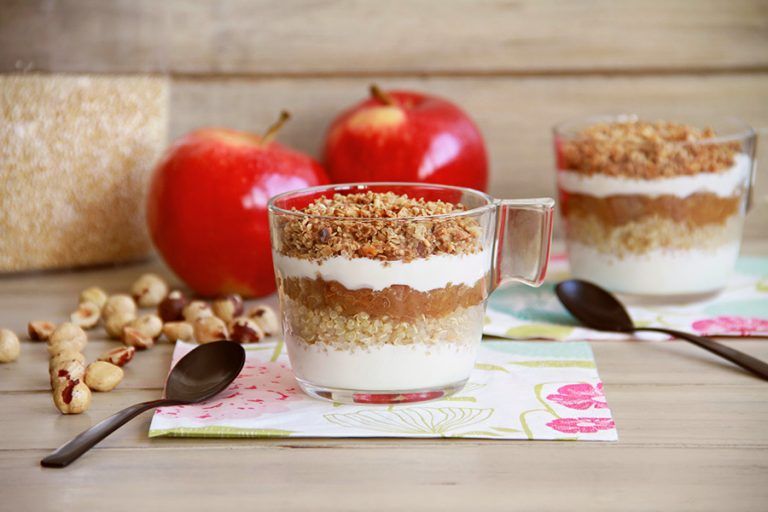 Parfait de yogur, quinoa y manzana con crumble