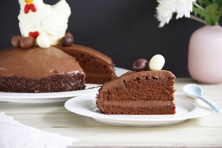 Tarta "Mona de Pascua" con bizcocho de chocolate negro y cobertura de chocolate con leche 8 Tarta “Mona de Pascua” con bizcocho de chocolate negro y cobertura de chocolate con leche