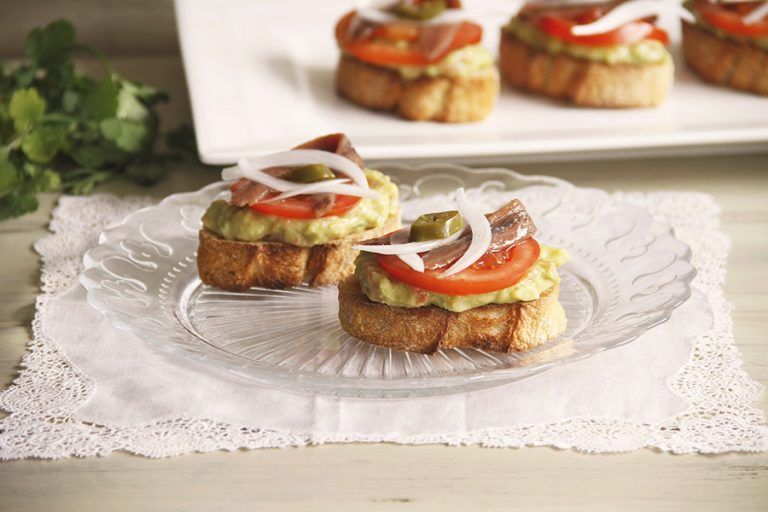 Tosta de guacamole con anchoas
