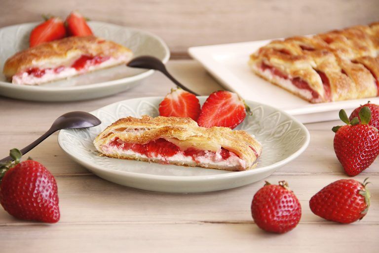 Trenza de fresas y queso cremoso