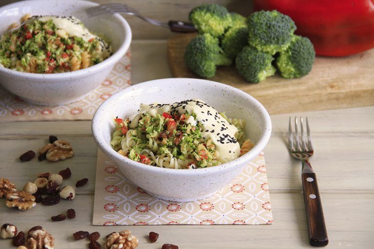 Ensalada de pasta y verduras, con salsa hummus