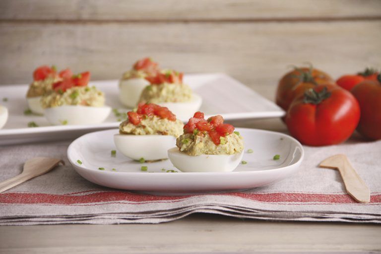 Huevos rellenos de aguacate y atún
