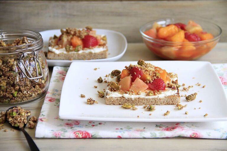 Tostadas de queso de cabra, compota de frutas y granola