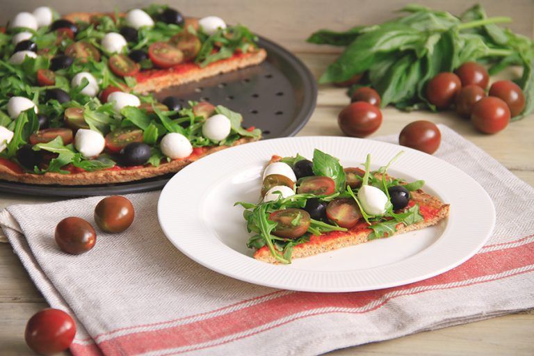 Pizza integral con tomates cherry, rúcula y mozzarella fresca 13 Pizza integral con tomates cherry, rúcula y mozzarella fresca
