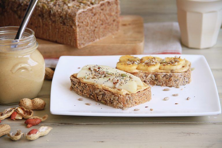 Tostadas de pan integral con mantequilla de cacahuetes y fruta 20 Tostadas de pan integral con mantequilla de cacahuetes y fruta