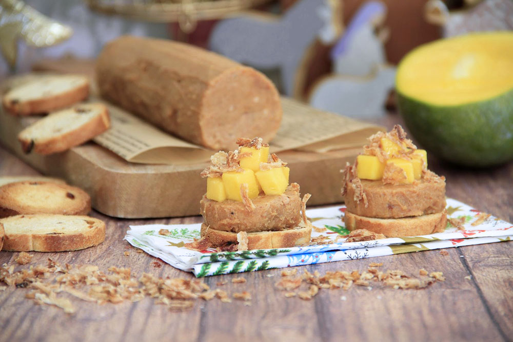 Turrón de foie, cebolla frita y mango
