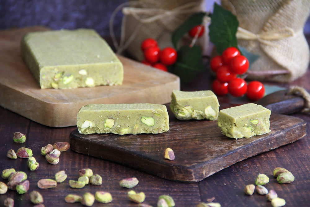 Turrón de nata y pistachos
