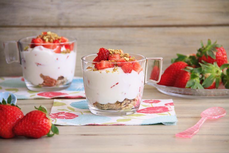 Postre ligero de fresas con crema de yogur y queso 4 Postre ligero de fresas con crema de yogur y queso