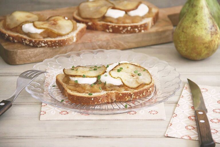 Tosta de chalota y pera caramelizada con queso de cabra 6 Tosta de chalota y pera caramelizada con queso de cabra