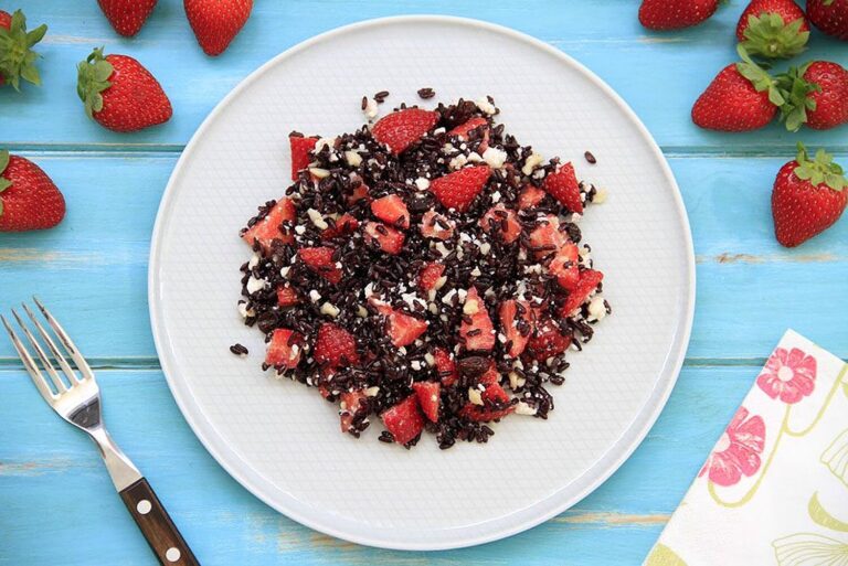 Ensalada de arroz negro con fresas y queso feta