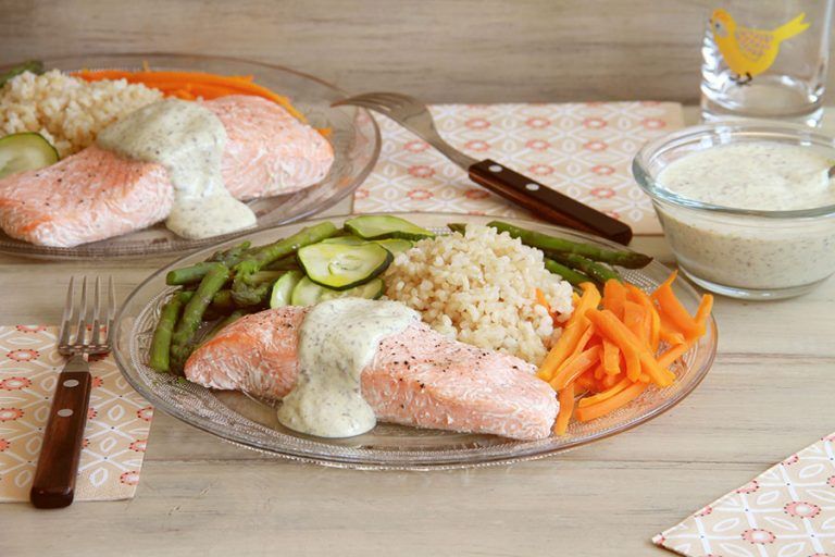 Salmón con arroz integral y verduras con salsa de eneldo 13 Salmón con arroz integral y verduras con salsa de eneldo