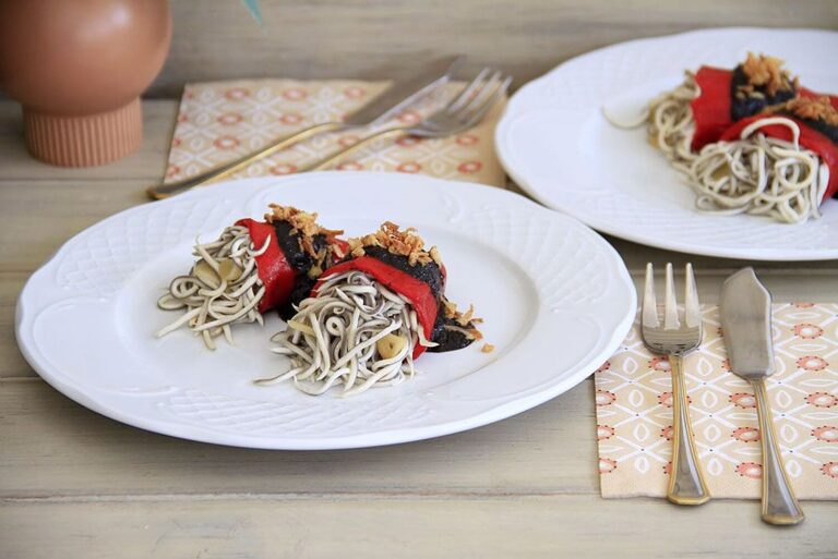 Pimientos riojanos rellenos de gulas con salsa de tinta 13 Pimientos riojanos rellenos de gulas con salsa de tinta