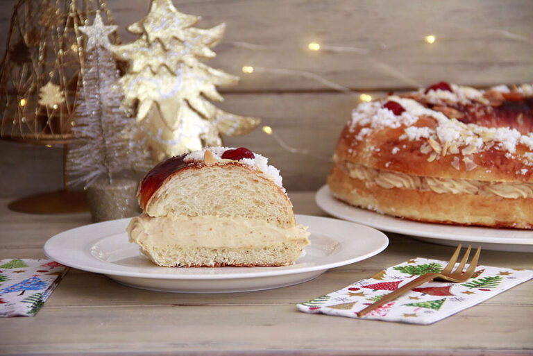 Roscón de Reyes relleno de nata con turrón 5 Roscón de Reyes relleno de nata con turrón