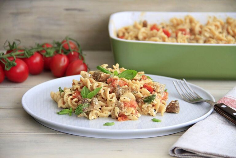 Pasta con tomates cherry, queso feta y champiñones