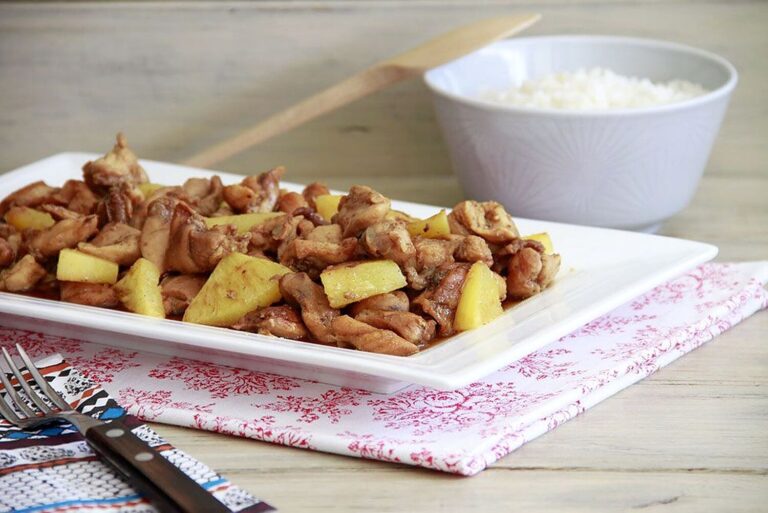 Pollo con piña al curry en papillote