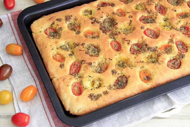 Focaccia de cherrys con hierbas provenzales