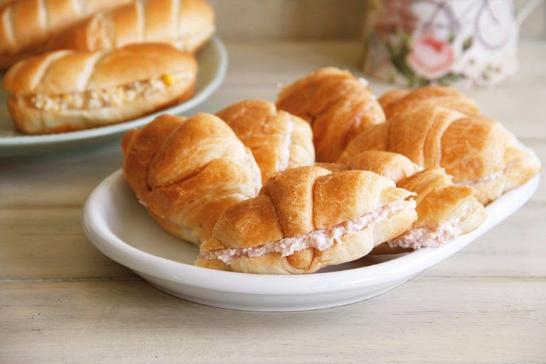Minicroissants con relleno de jamón y queso