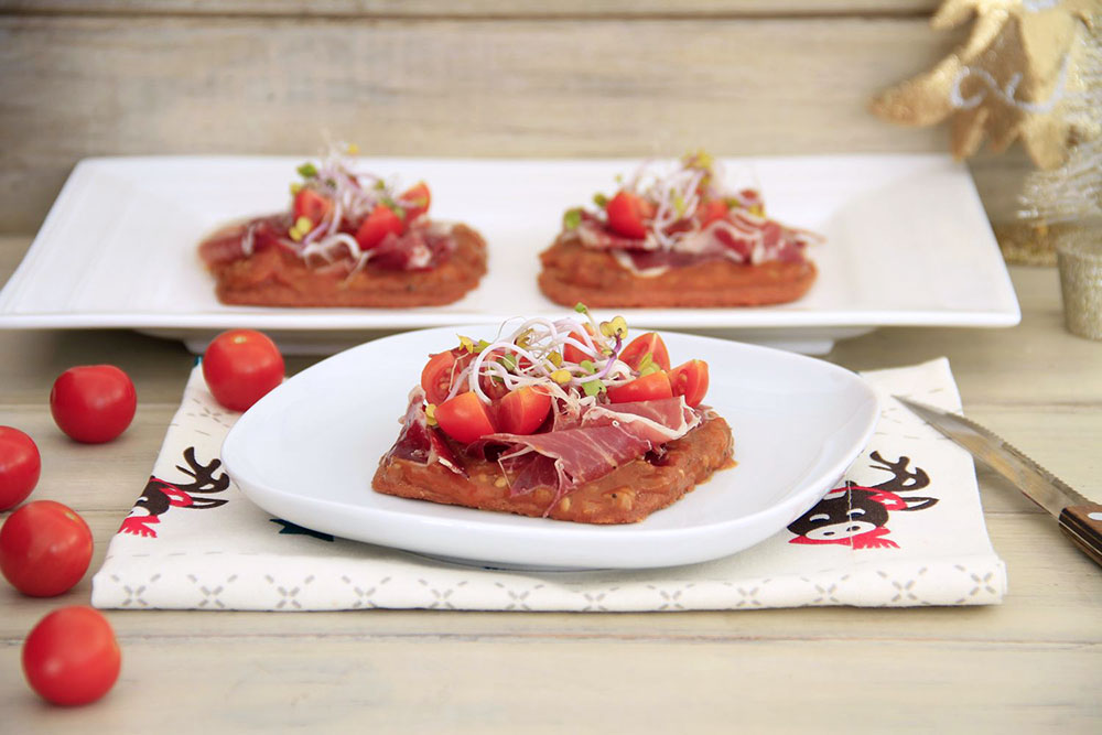 Galletas de parmesano con tomate y jamón