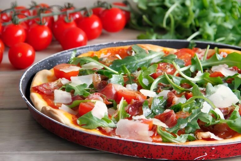 Pizza de jamón, rúcula y tomates cherry 2 Pizza de jamón, rúcula y tomates cherry