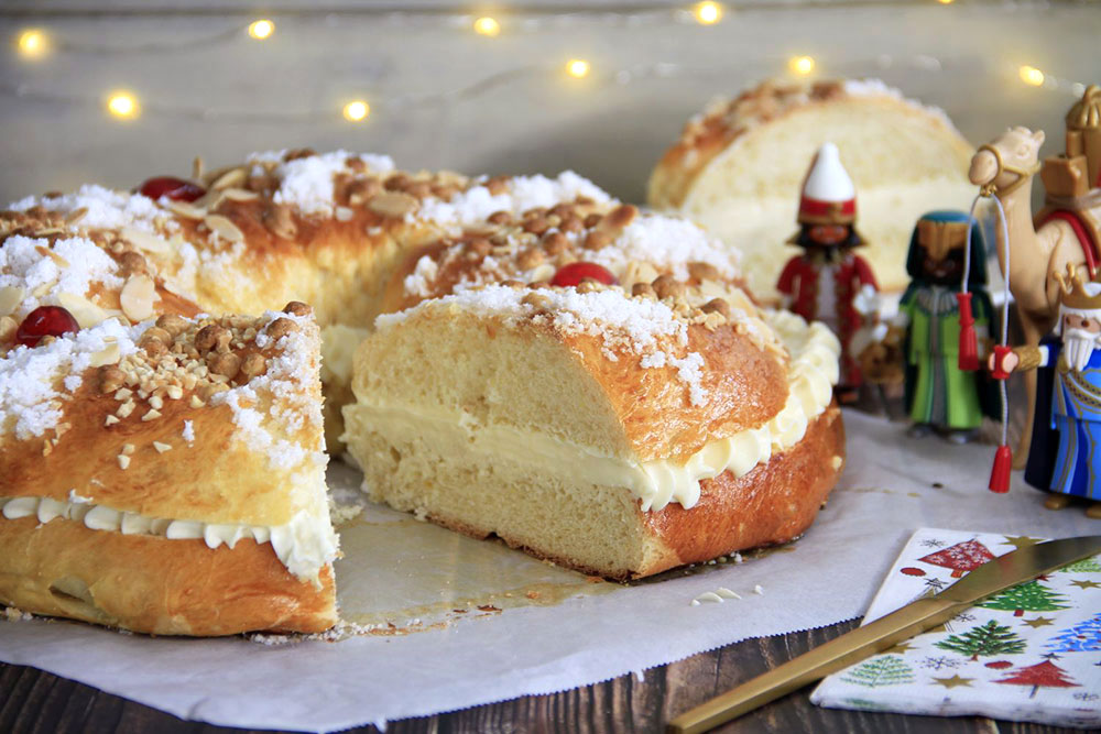 Roscón de Reyes relleno de crema de chocolate blanco