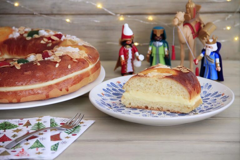 Roscón de Reyes relleno de crema pastelera