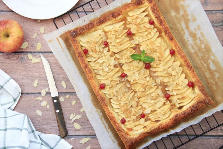 Tarta de hojaldre, manzana y almendras