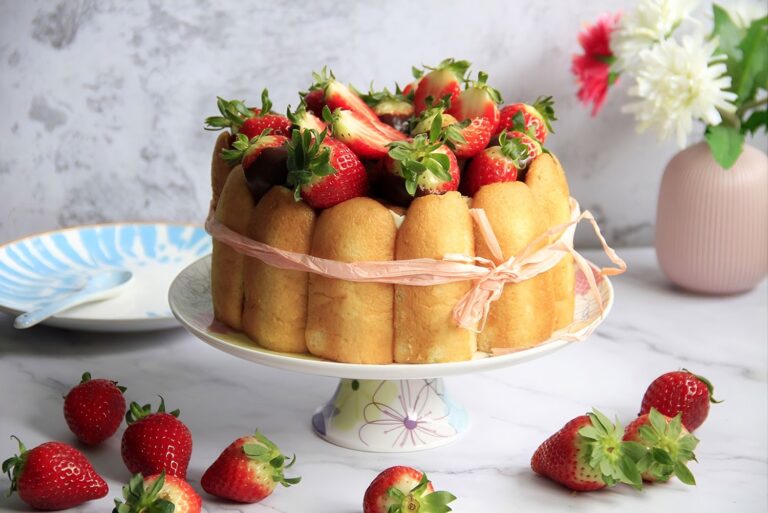 Charlota de nata con fresas