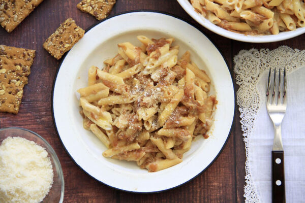 Macarrones con cebolla caramelizada