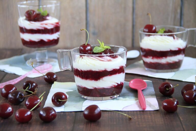 Postre de queso fresco y cerezas