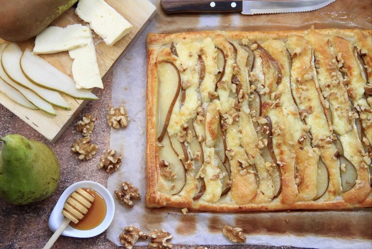 Hojaldre con pera y queso brie 12 Hojaldre con pera y queso brie