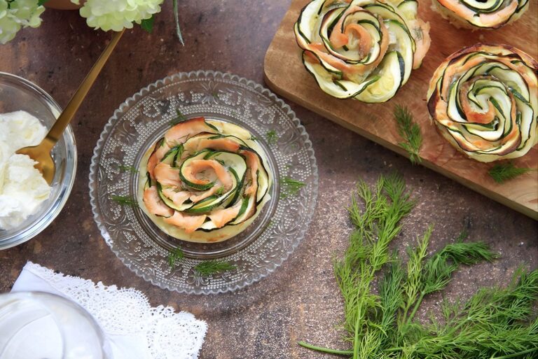 Flores de hojaldre con salmón ahumado y calabacín