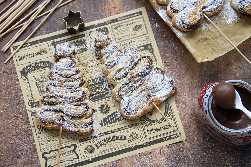 Arbolitos de Navidad de hojaldre con crema de chocolate y avellanas