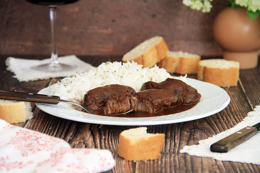 Carrilleras de cerdo al vino tinto, en olla rápida