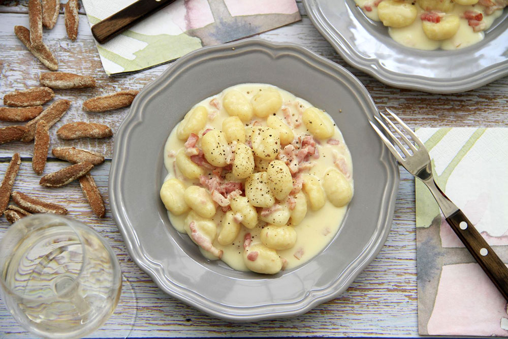 Gnocchi o Ñoquis a la carbonara