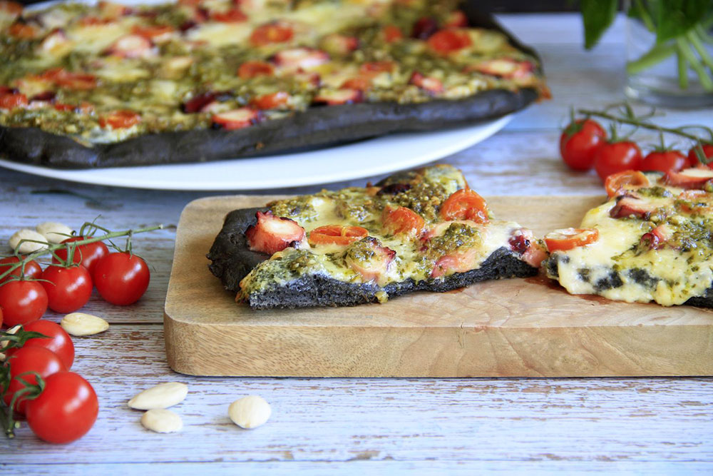 Pizza nero di sepia con pulpo y pesto de almendra