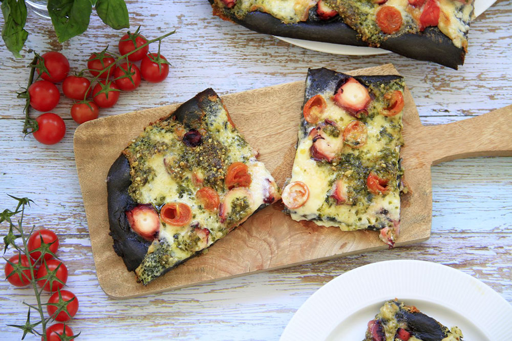Pizza nero di sepia con pulpo y pesto de almendra